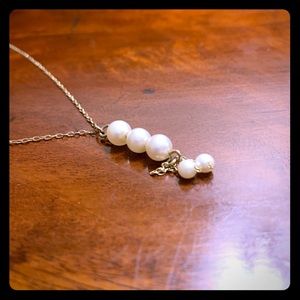 Girl’s gold tone necklace w imitation pearls